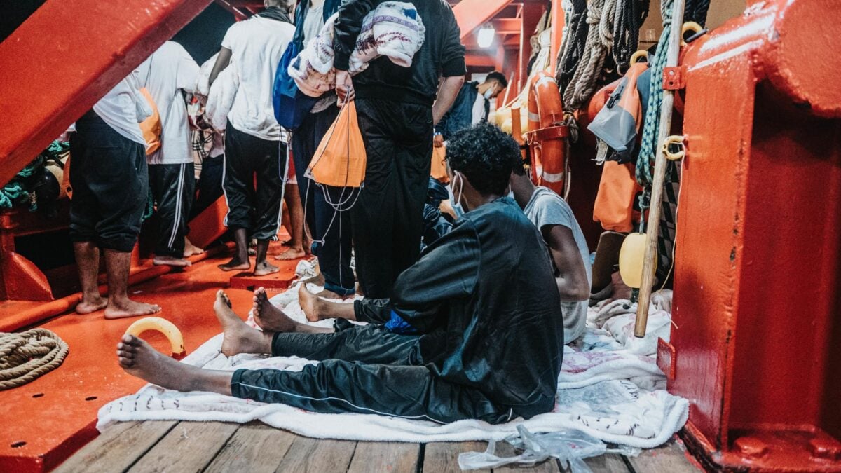 I libici ora puntano sulla Calabria. Ocean Viking, approdano 16 positivi