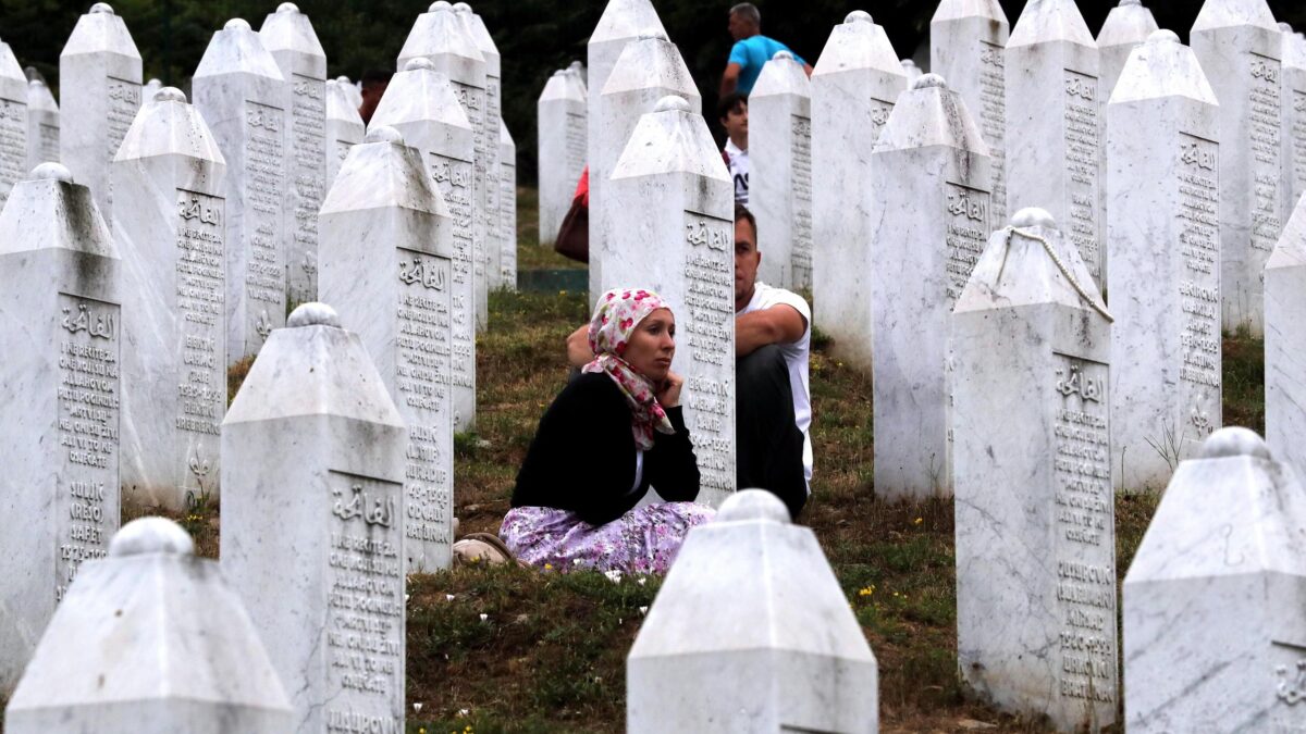In Bosnia il ddl Zan sul genocidio. Vietato negarlo: i serbi insorgono