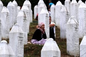 In Bosnia il ddl Zan sul genocidio. Vietato negarlo: i serbi insorgono