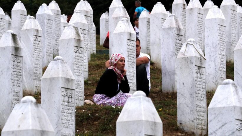 In Bosnia il ddl Zan sul genocidio. Vietato negarlo: i serbi insorgono