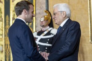 Mattarella vola a Parigi alla corte di Macron