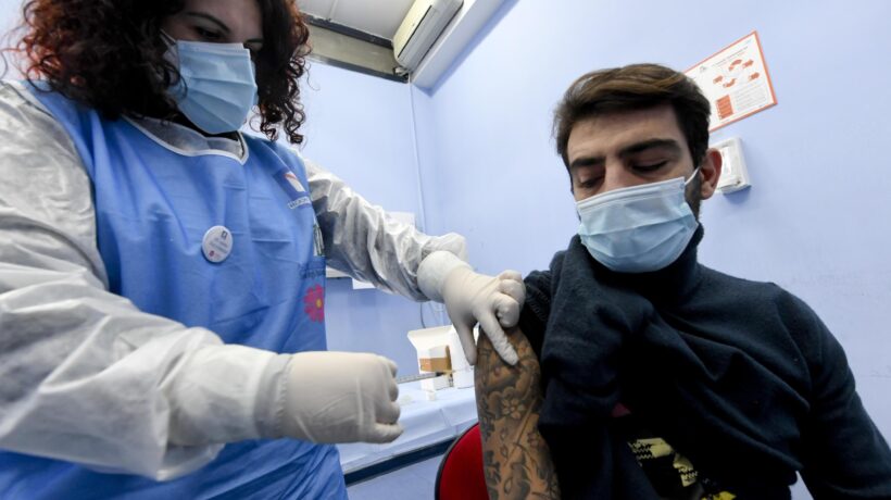 Parte il ricatto agli studenti: vaccino o Dad