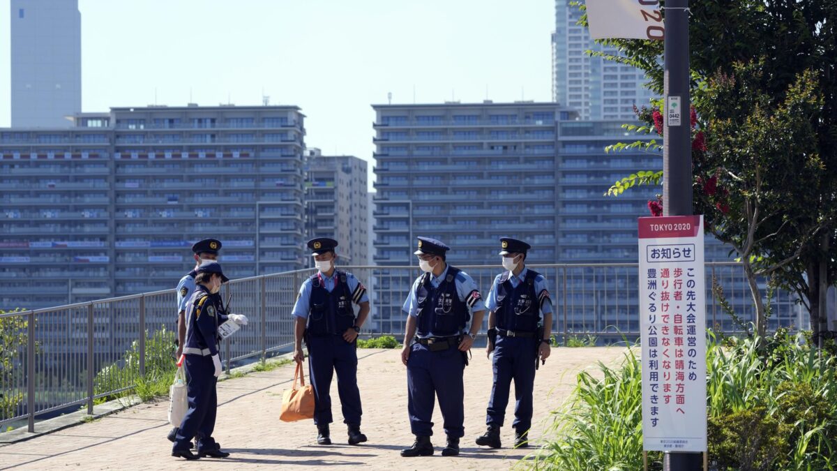Il Covid infetta il villaggio olimpico Proteste a Tokyo: «Stop ai Giochi»