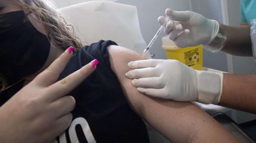 Per i ragazzi i rischi del vaccino sono molto simili a quelli del Covid