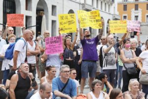 Il popolo anti green pass domani torna in piazza. Lega e Fdi ci fanno i conti