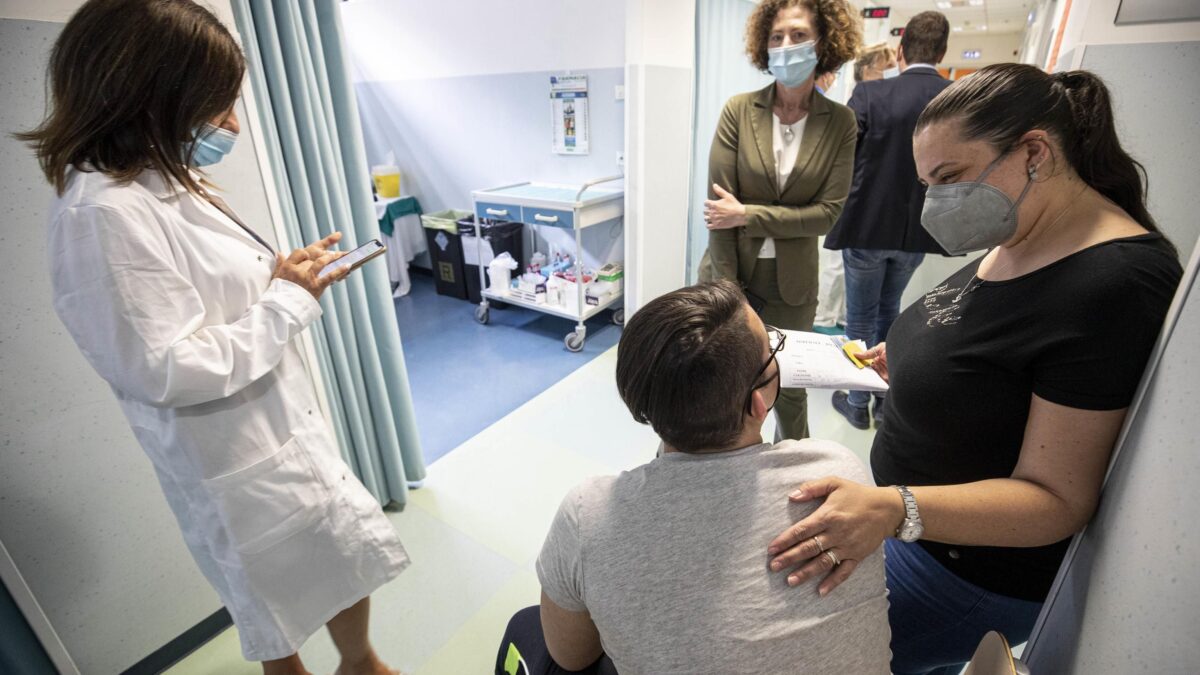 Puntano le siringhe su tutti i ragazzini ignorando l’allarme per le miocarditi