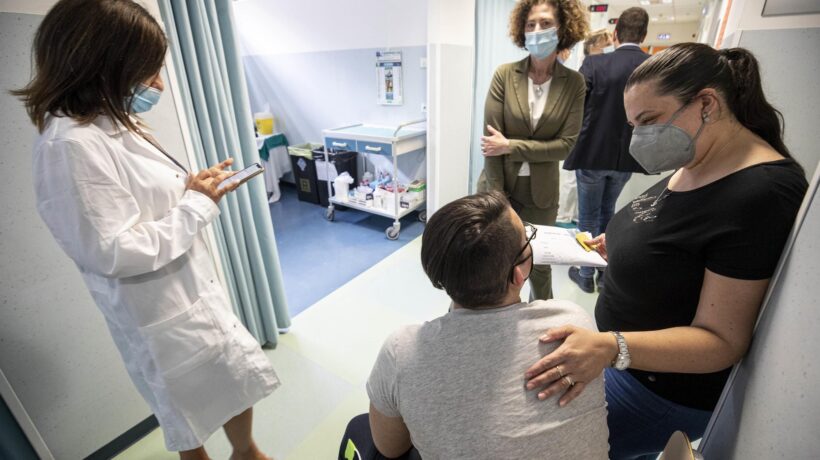 Puntano le siringhe su tutti i ragazzini ignorando l’allarme per le miocarditi
