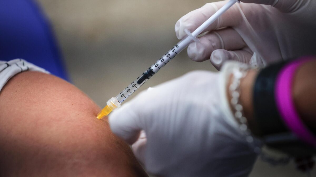 Parte la carica per la terza dose. Primo bersaglio: fragili e sanitari
