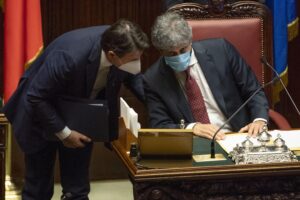 Ok alla riformetta. M5s prima minaccia poi vota a favore. Adesso si va in Aula