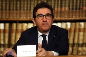 Il «Corriere» sfida gli americani. Zero paracadute contro Blackstone