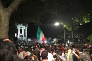 La festa azzurra, vita contro il «covidismo»