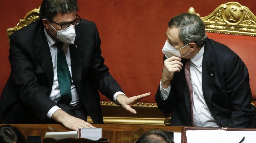 Retromarcia sul green pass. Giorgetti: così è pericoloso