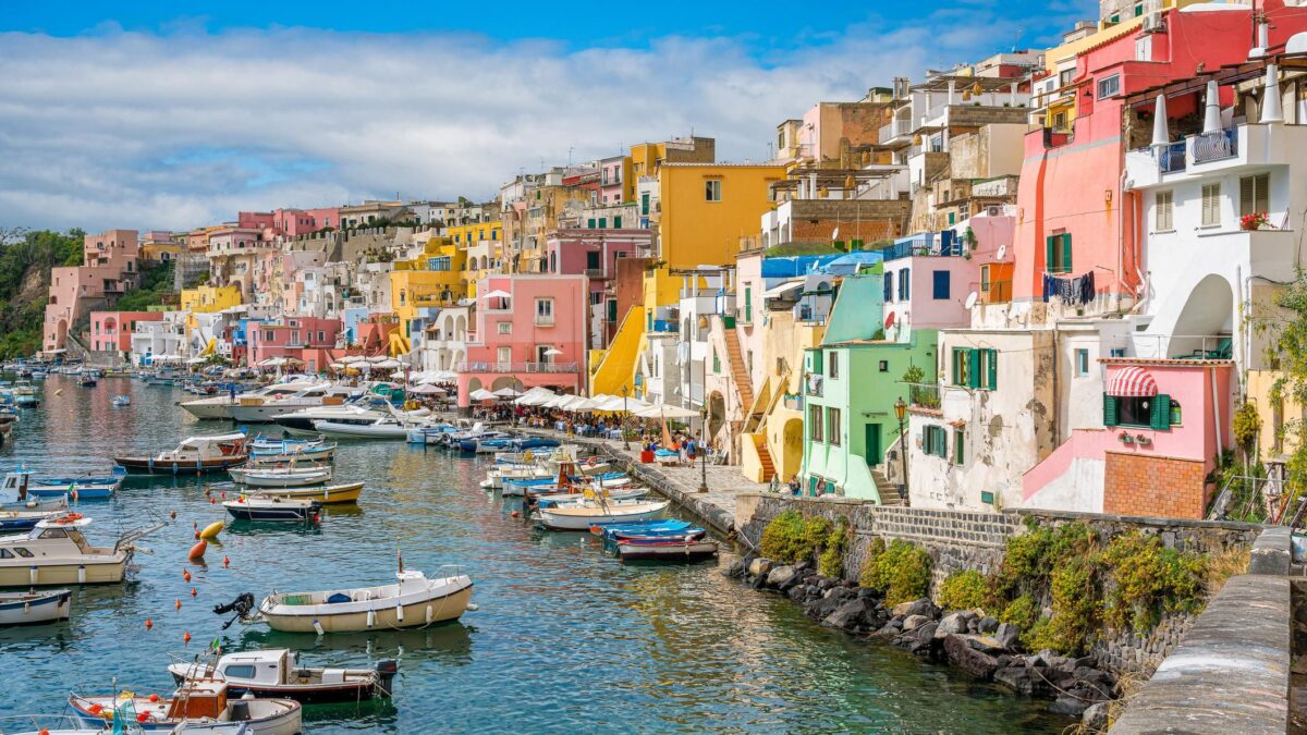 Procida, isola di letteratura e lingue dolci