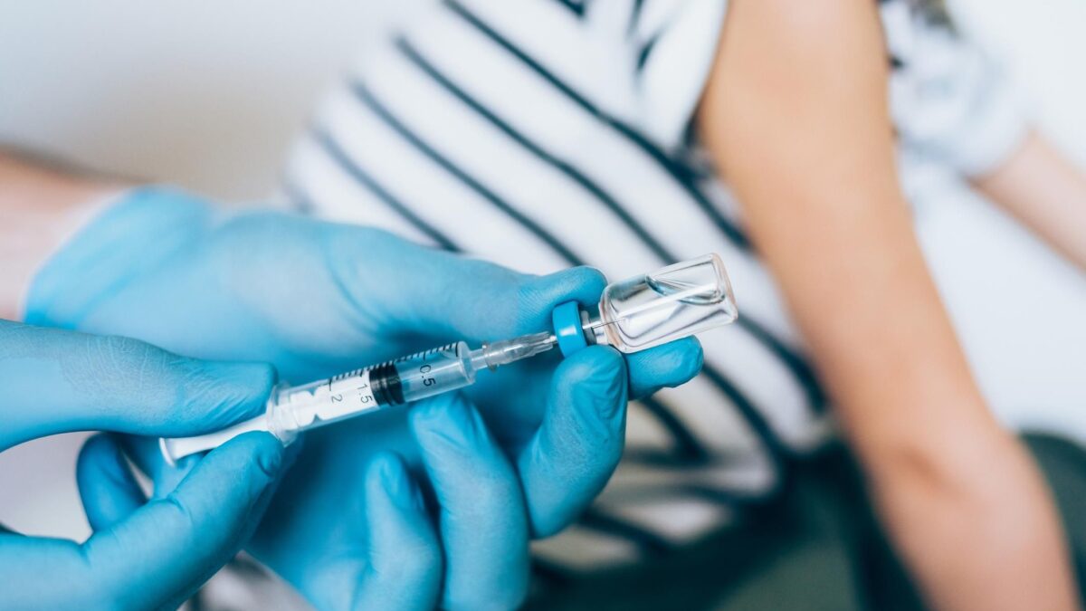 Il via libera ai vaccini salvo con un trucco