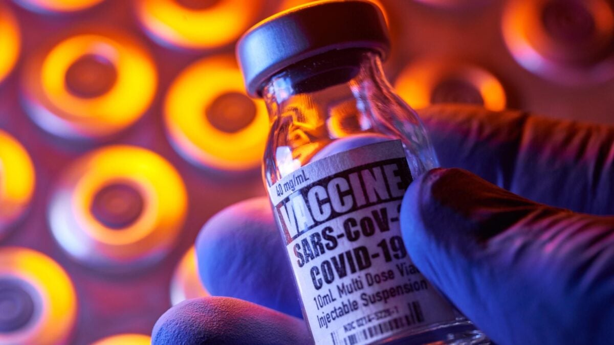 L’illusione di battere il virus con il vaccino