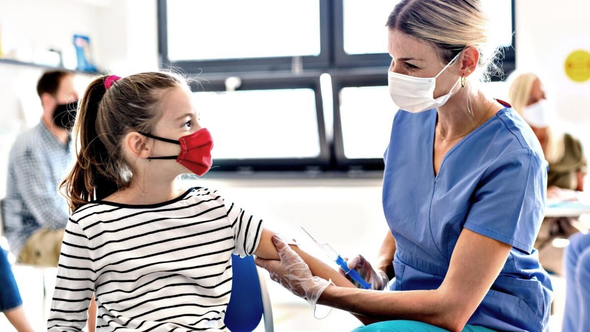 Obbligare a vaccinare perfino i bambini a tutela degli anziani è un atto criminale