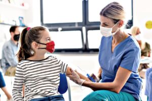 Obbligare a vaccinare perfino i bambini a tutela degli anziani è un atto criminale