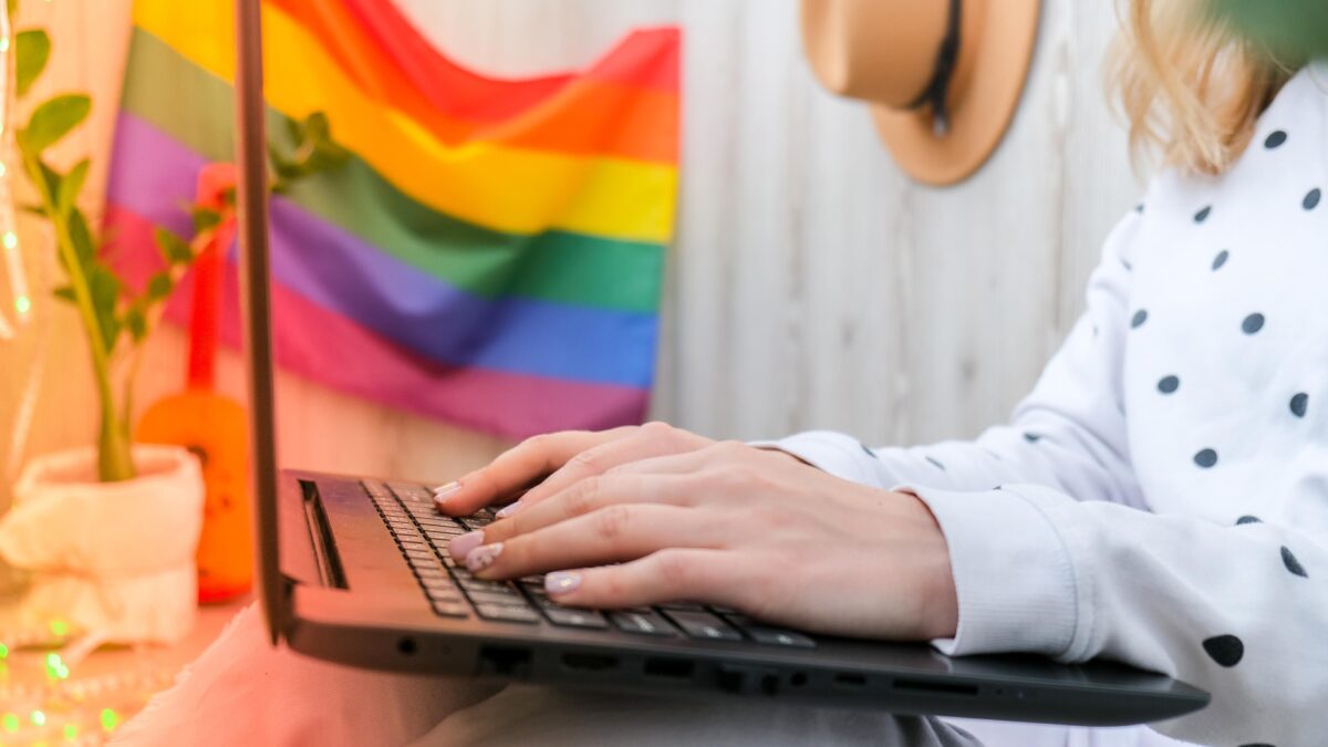 Pioggia di fondi Ue in arrivo per siti Internet Lgbt e imprenditori transgender