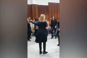 La gup che si occupa del caso di Grillo jr beccata a far balletti dentro il tribunale