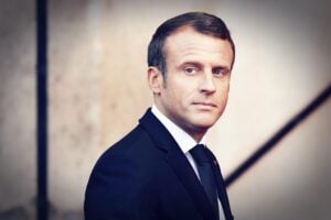 Parigi stravolge la biologia: sì ai «figli senza papà». I vescovi attaccano Macron