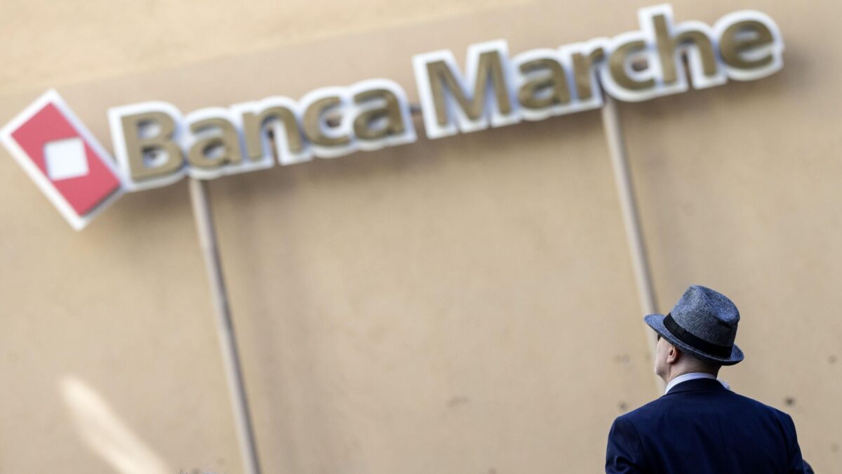 Prima ci sfascia le banche. Poi l’Ue si assolve