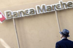 Prima ci sfascia le banche. Poi l’Ue si assolve
