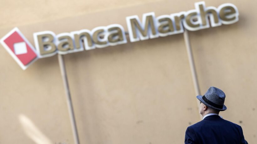 Prima ci sfascia le banche. Poi l’Ue si assolve