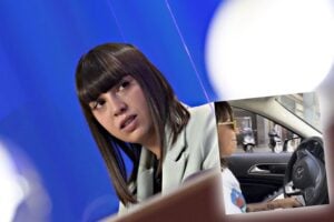 La povera lesbica Malika si consola: il vittimismo ha fruttato un Mercedes