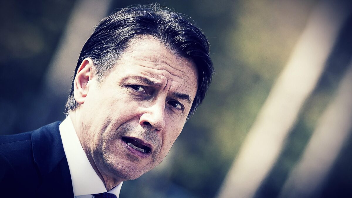 Né pace, né guerra legale. Giuseppi si fa il partito soffiando le truppe a Beppe