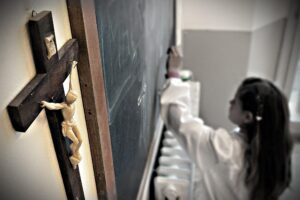 Il crocifisso trascinato di nuovo alla sbarra