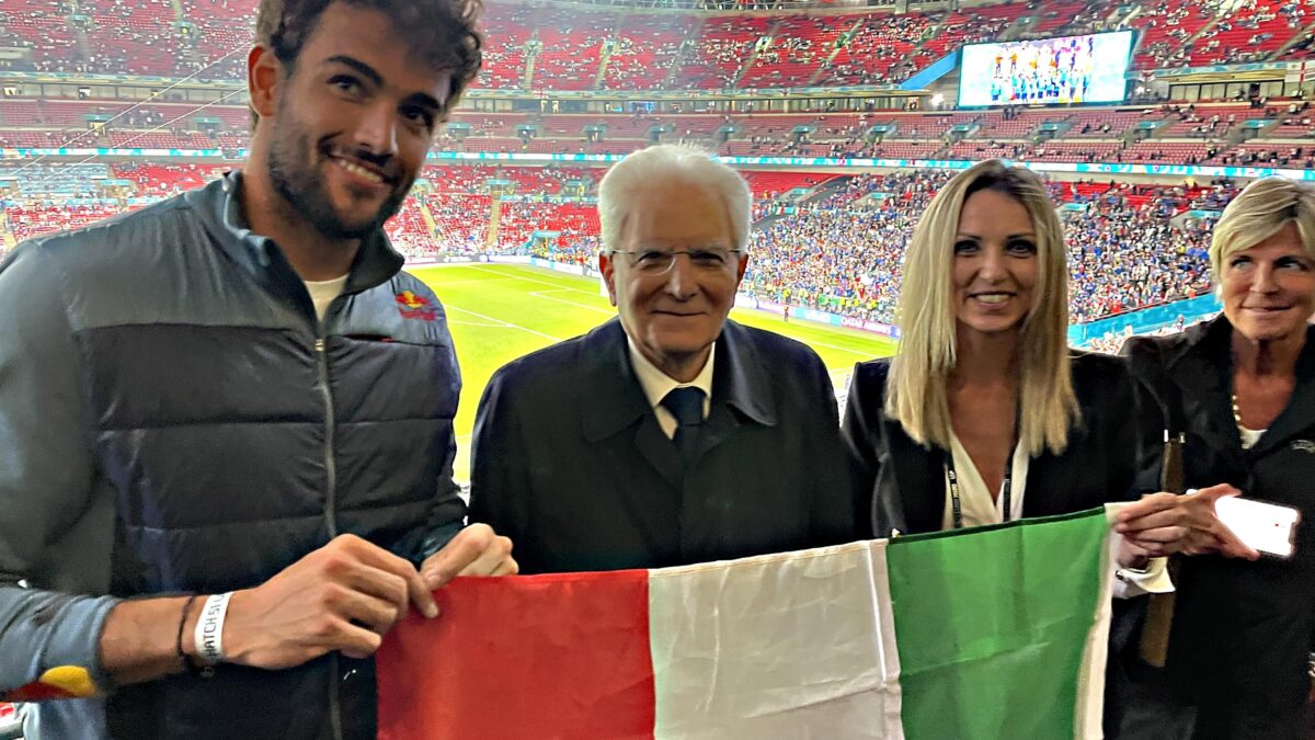 Una Nazionale identitaria. Ma Mattarella rovescia il Tricolore
