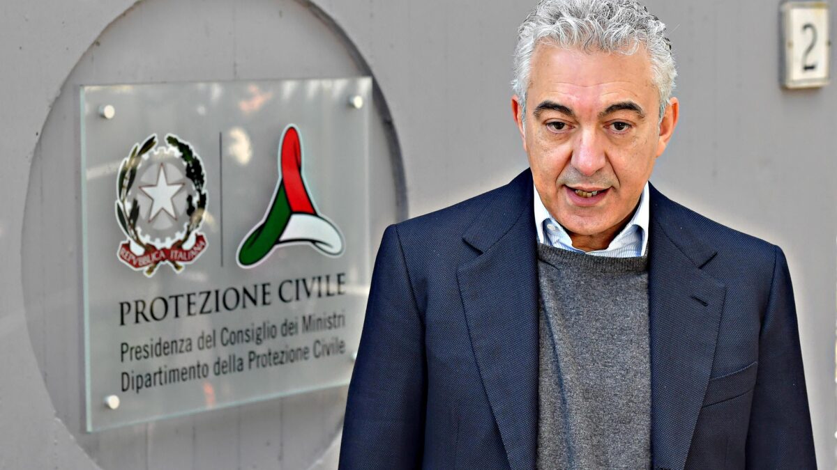 Banchi a rotelle, ventilatori polmonari e super siringhe. I disastri impuniti di Arcuri