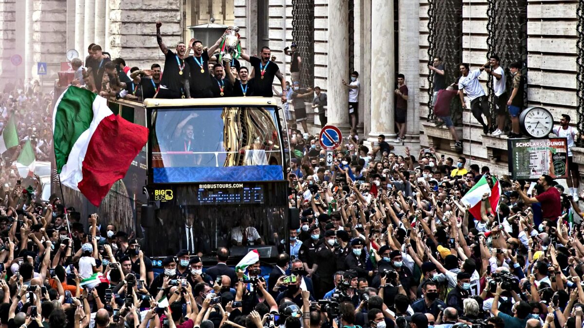 Chiellini blocca in tackle Speranza contrario alla festa della Nazionale