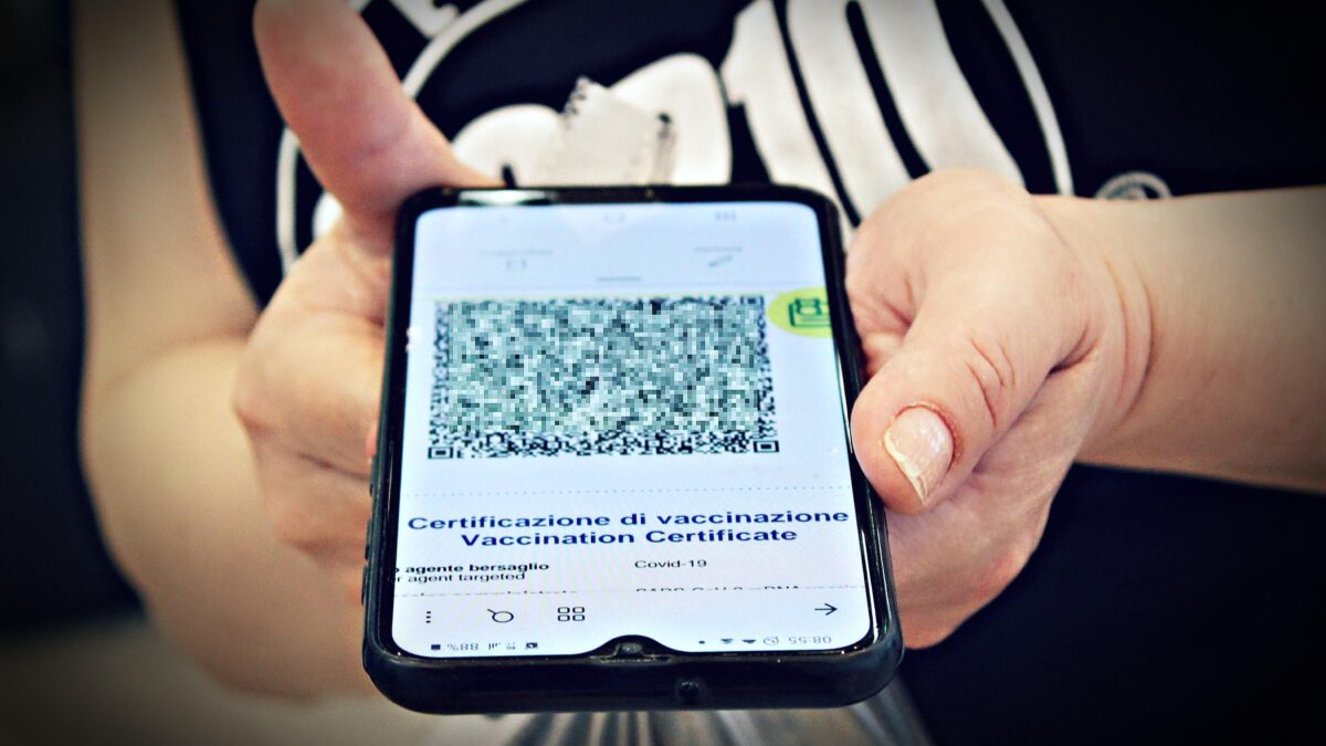 Trucco per rendere i vaccini obbligatori: senza il green pass si resta ai domiciliari