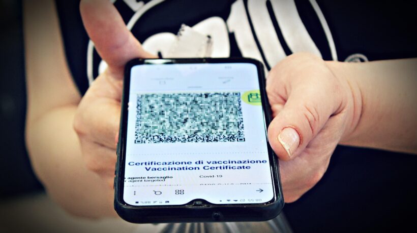 Trucco per rendere i vaccini obbligatori: senza il green pass si resta ai domiciliari