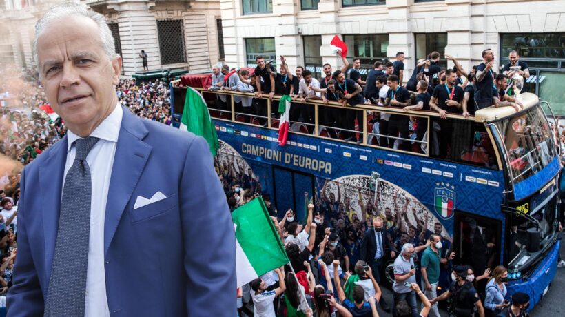 Il bus azzurro manda in fuorigioco il prefetto