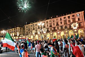 Sul certificato verde l’Aula resta esclusa. E intanto sale l’isteria per i casi tra i tifosi