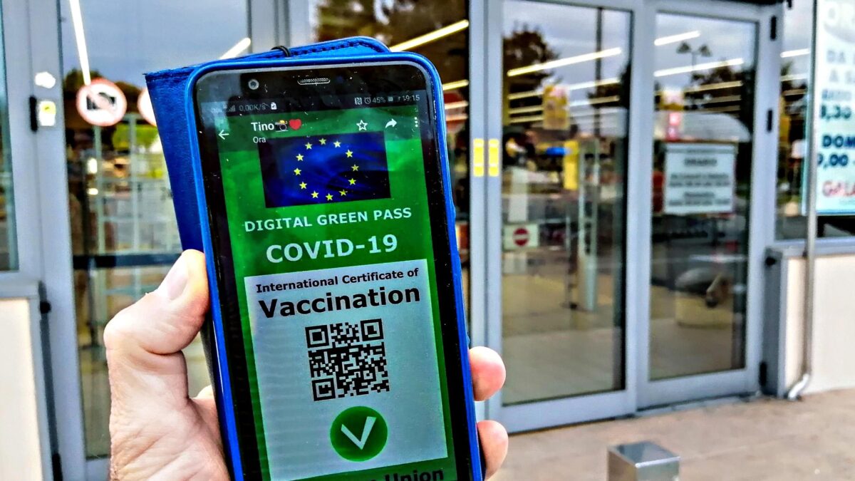 Confindustria: «A casa chi non ha il pass»