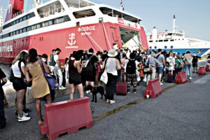 Farnesina ai turisti: «Viaggi a rischio. Serve polizza per le spese mediche»