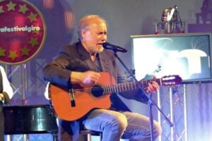 «Anche se ho appeso il saio al chiodo, continuo a predicare Dio cantando»