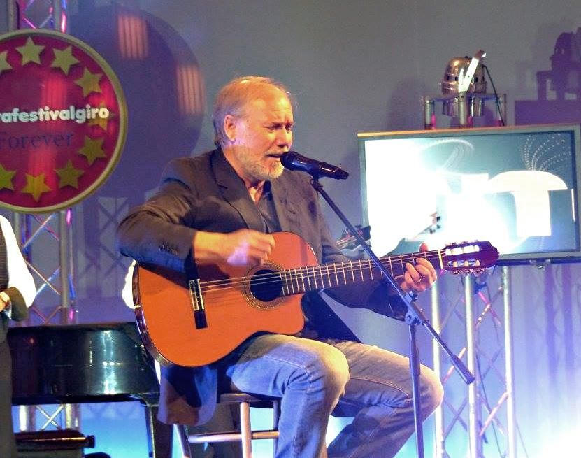 «Anche se ho appeso il saio al chiodo, continuo a predicare Dio cantando»