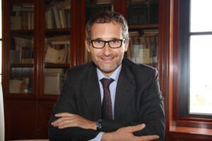L’assalto finale per imporci i vaccini: «Negare le cure è costituzionale»