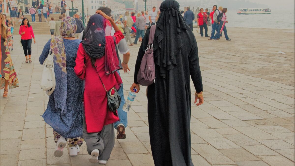 Il burqa ci fa schifo a Kabul ma in Europa ci va benone