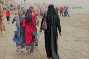 Il burqa ci fa schifo a Kabul ma in Europa ci va benone