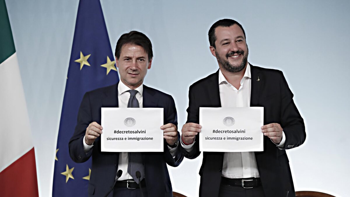 Conte fa un’altra piroetta e spara sui decreti Sicurezza che portano la sua firma