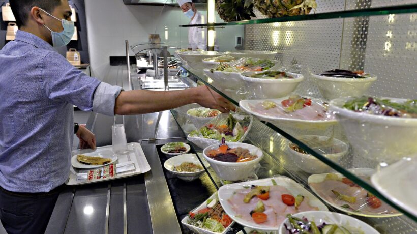 Il pasticcio mense un effetto ce l’ha. Adesso mangiare costerà più di prima