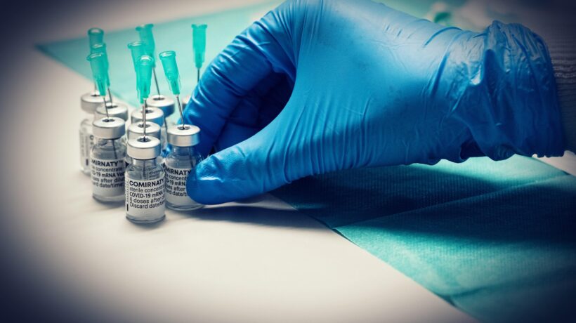 Sulla terza dose regna il caos. E la scienza perde ancora la faccia