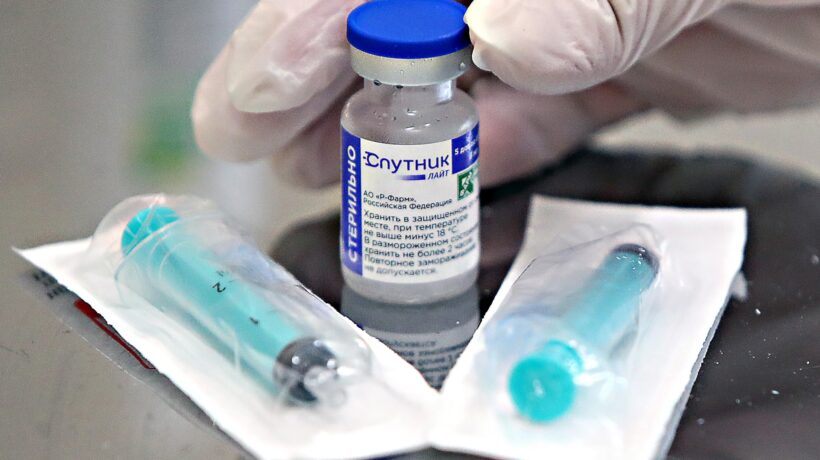 La beffa a chi s’è vaccinato all’estero: quattro dosi per poter stare in Italia