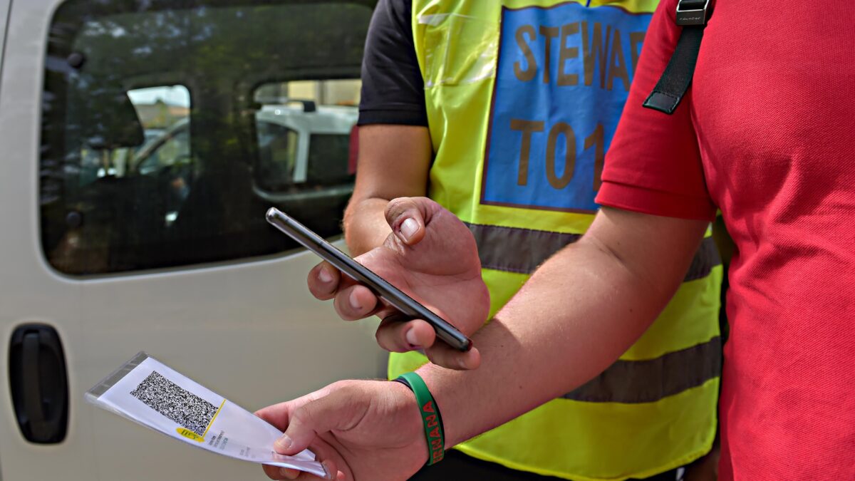 Sui vecchi dispositivi e su carta l’app non va. I gestori chiedono l’autocertificazione