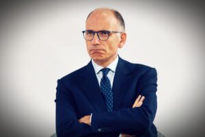 Il segretario Pd si vergogna del Pd. Candidato a Siena ma senza simbolo